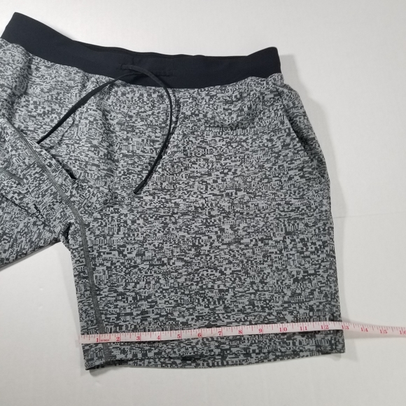 Lululemon THE Short Size Extra Large 7.5" Inseam Gray Abstract Geometric Mens - Picture 8 of 9